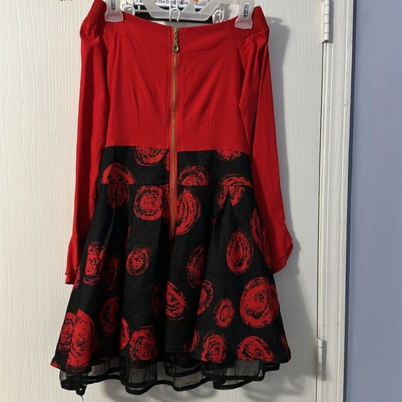 Red Off-shoulder dress with ruffle sleeves - Picture 5 of 6